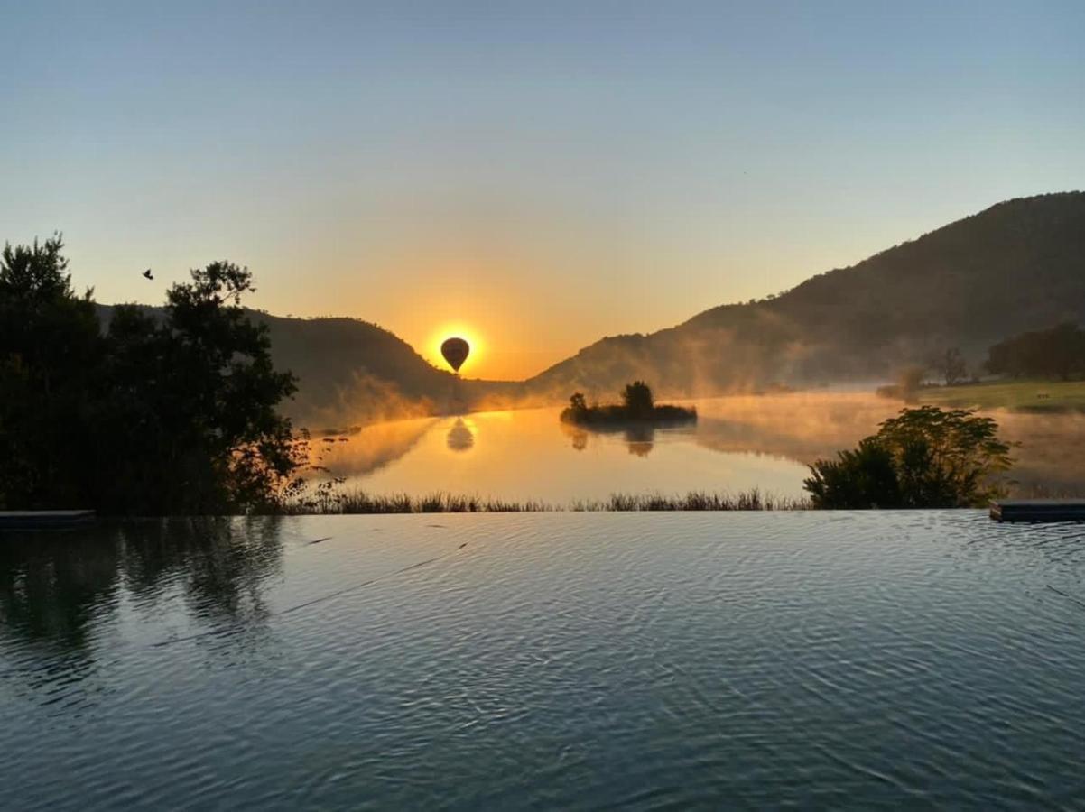 Kloofzicht Lodge & Spa Krugersdorp Zewnętrze zdjęcie Sunrise over the lake
