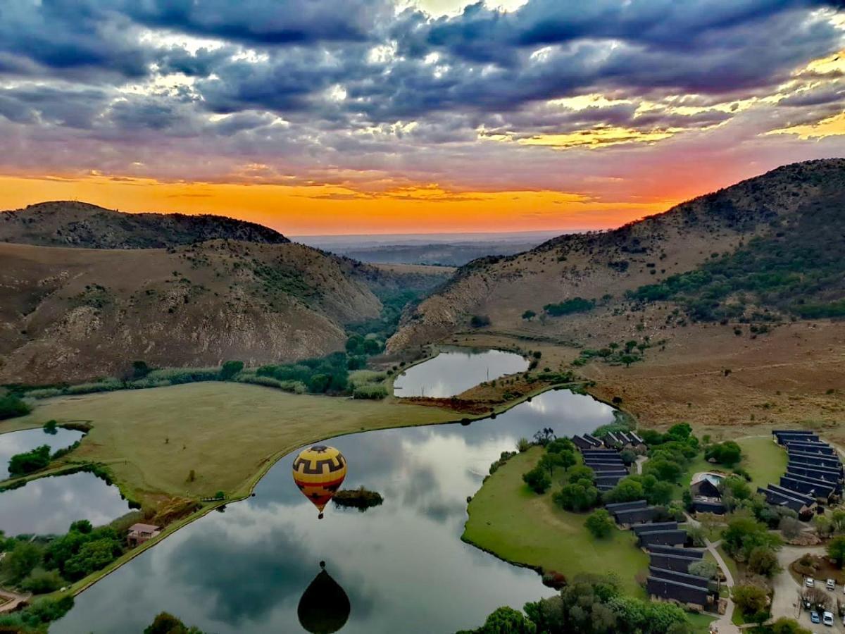 Kloofzicht Lodge & Spa Krugersdorp Zewnętrze zdjęcie Hot air balloon over the San Luis Reservoir