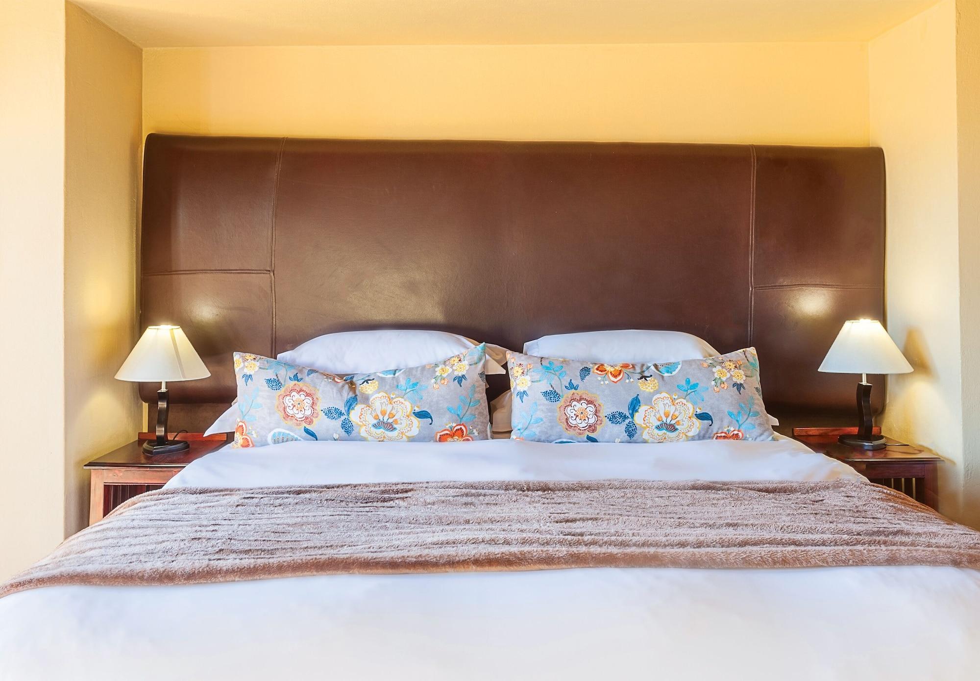 Kloofzicht Lodge & Spa Krugersdorp Zewnętrze zdjęcie A bed with a headboard