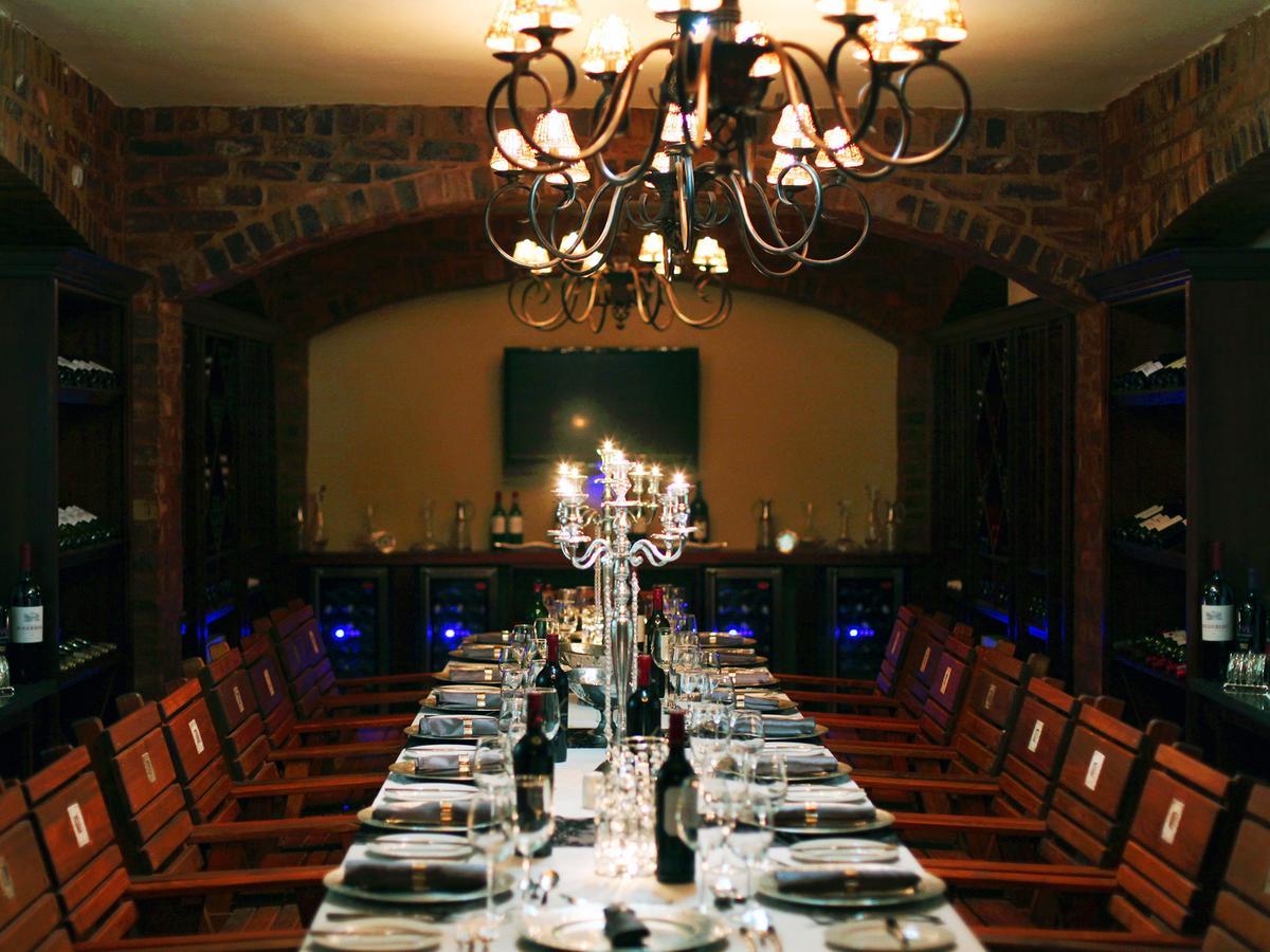 Kloofzicht Lodge & Spa Krugersdorp Zewnętrze zdjęcie The wine cellar at the restaurant