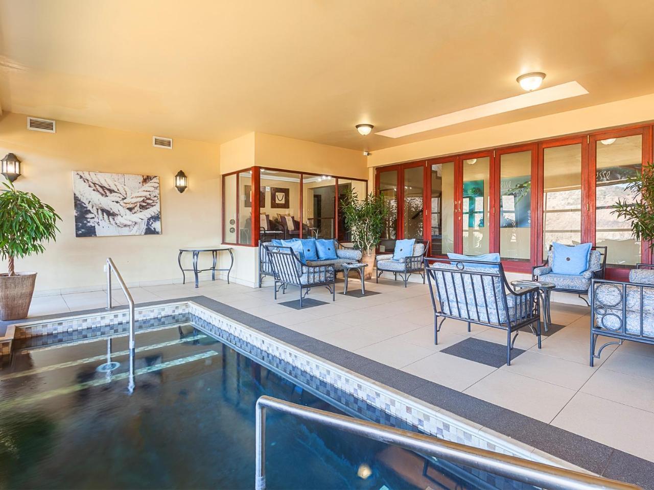 Kloofzicht Lodge & Spa Krugersdorp Zewnętrze zdjęcie The pool at the 1010 Chestnut Street clubhouse